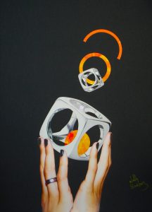 Deux mains de femmes tiennent un dé en métal, contenant une sphère orange. Un autre dé s'en dégage... Sur fond noir.